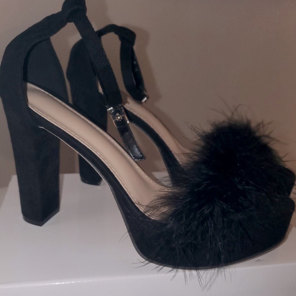 Black heels with fur